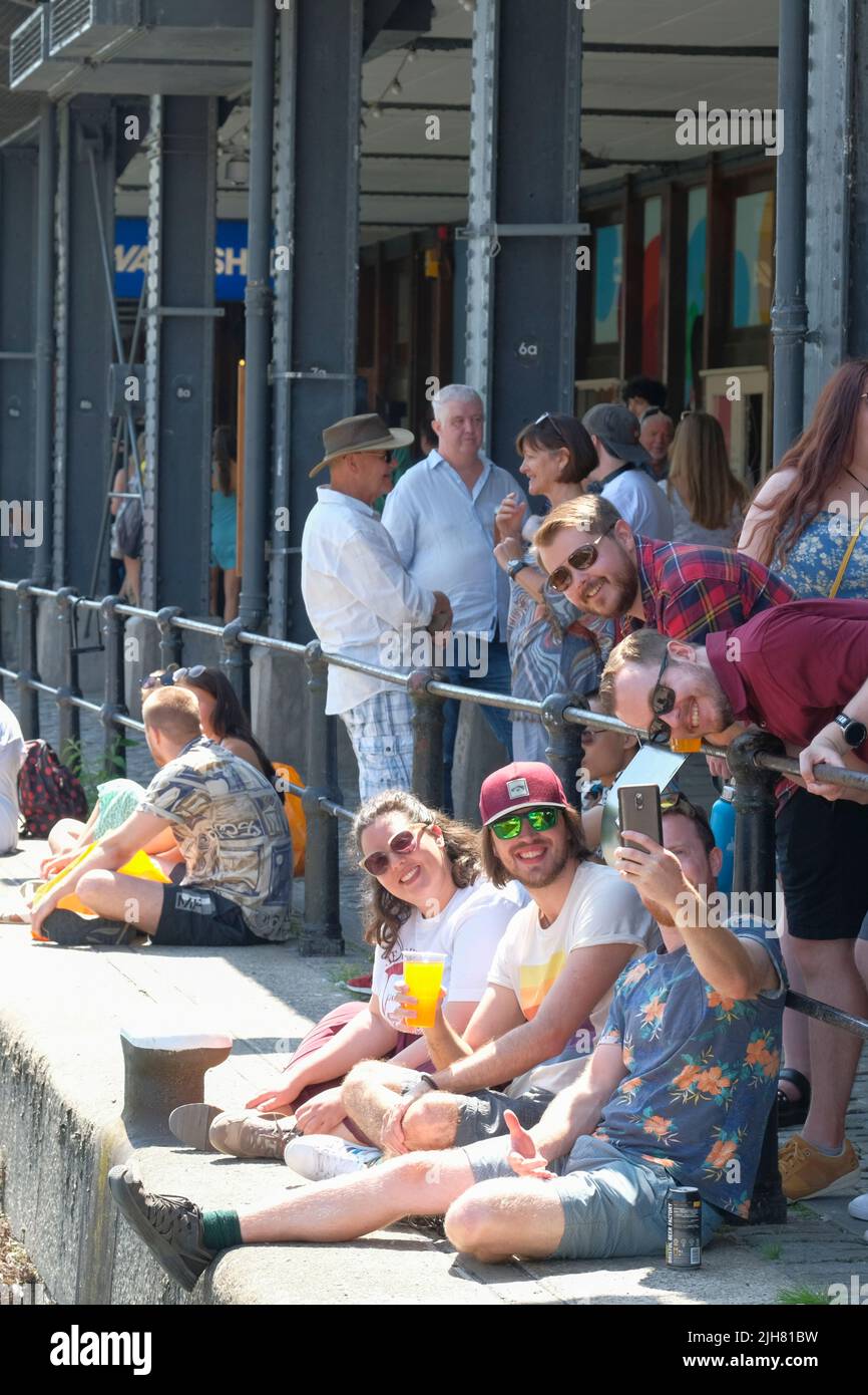 Bristol, Reino Unido. 16th de julio de 2022. Tiempo en el Reino Unido: Caluroso y soleado en el Festival Harbourside de Bristol, Bristol, Reino Unido Crédito: Sr. Standfast/Alamy Live News Crédito: Sr. Standfast/Alamy Live News Foto de stock