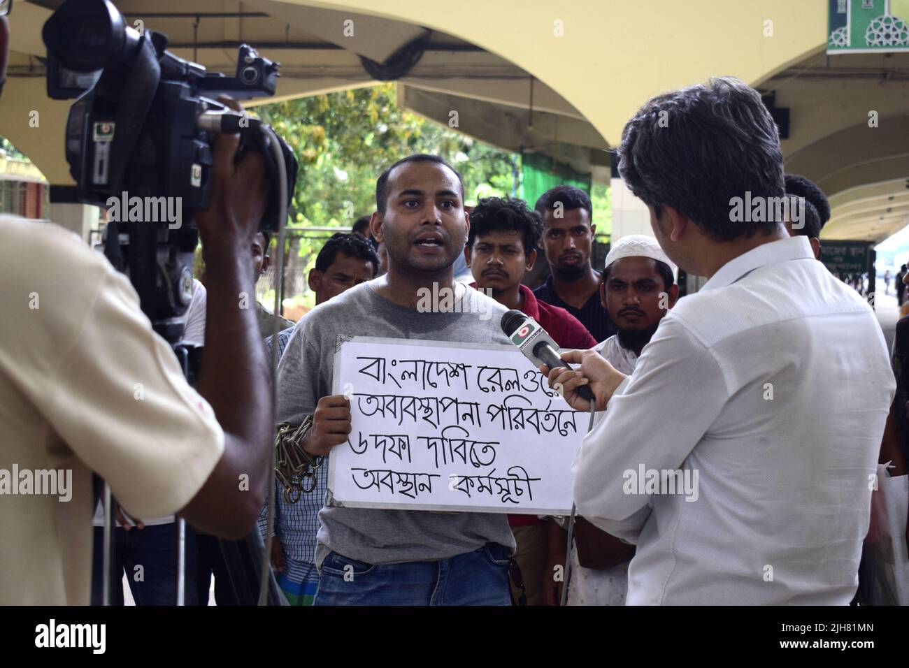 16 de julio de 2022, Dhaka, Bangladesh: Mohiuddin Roni, Un estudiante de la Universidad de Dhaka ha estado alojado en la estación ferroviaria de Kamalapur, en Dhaka, durante 10 días protestando contra la comercialización negra de los billetes de tren y la mala gestión general. Durante Eid Ul-Adha, en su camino de regreso a casa, reservó el billete de tren vía Internet, pero no pudo viajar debido a la cuestión del mercado negro con el billete. Luego tomó un puesto de protesta en la estación y comenzó a protestar a través de artes escénicas. Él mismo ha encadenado sus manos. Él presentó 6 demandas del punto y anunció continuar su programa de la sentada-en hasta que éstas sean Foto de stock