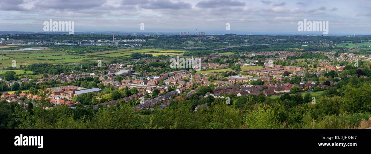 Vista panorámica de Frodsham tomada desde la colina de Fridsham. Frodsham es una ciudad de mercado y barrio electoral en la autoridad unitaria de Cheshire West . Foto de stock