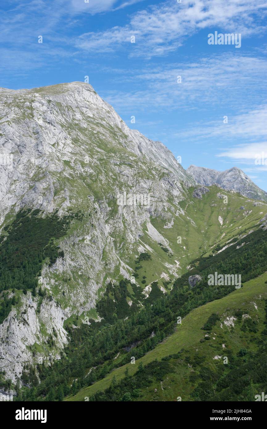 Hoher Göll y las montañas Hohes Brett cerca del Monte Jenner, Alpes bávaros, Berchtesgadener Alpen, Alpes Berchtesgaden, Alemania Foto de stock