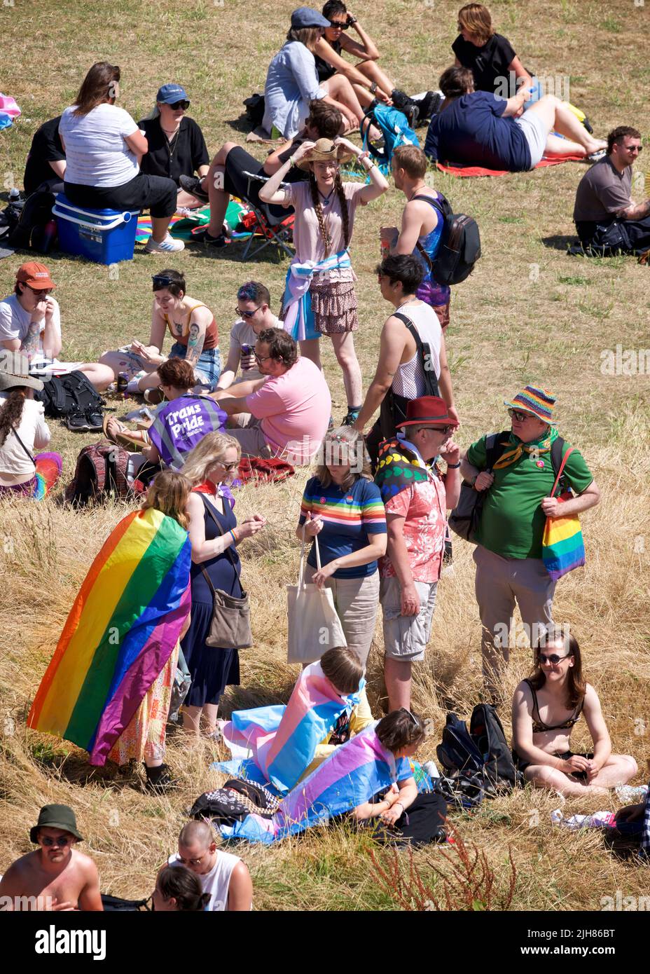 Festival de Procesión del Orgullo Trans, Brighton & Hove. 16 de julio de 2022. La gente se reúne para la culminación del Rally y Festival Trans Pride anual en Brunswick Square, Brighton & Hove, Inglaterra. Crédito: J. Marshall / Alamy Live News Foto de stock