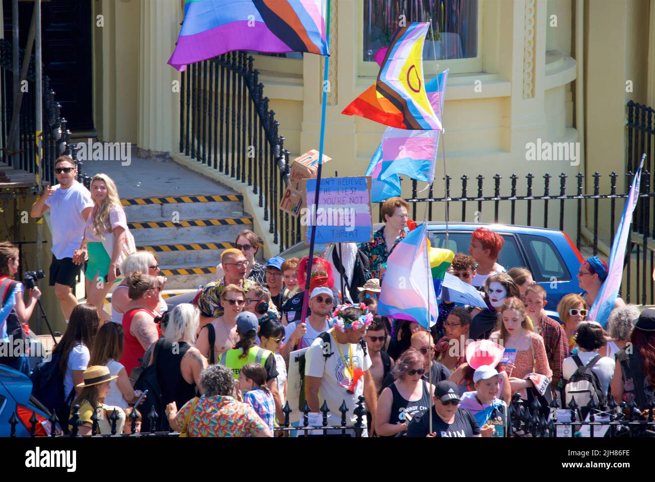 Festival de Procesión del Orgullo Trans, Brighton & Hove. 16 de julio de 2022. La gente se reúne para la culminación del Rally y Festival Trans Pride anual en Brunswick Square, Brighton & Hove, Inglaterra. Crédito: J. Marshall / Alamy Live News Foto de stock