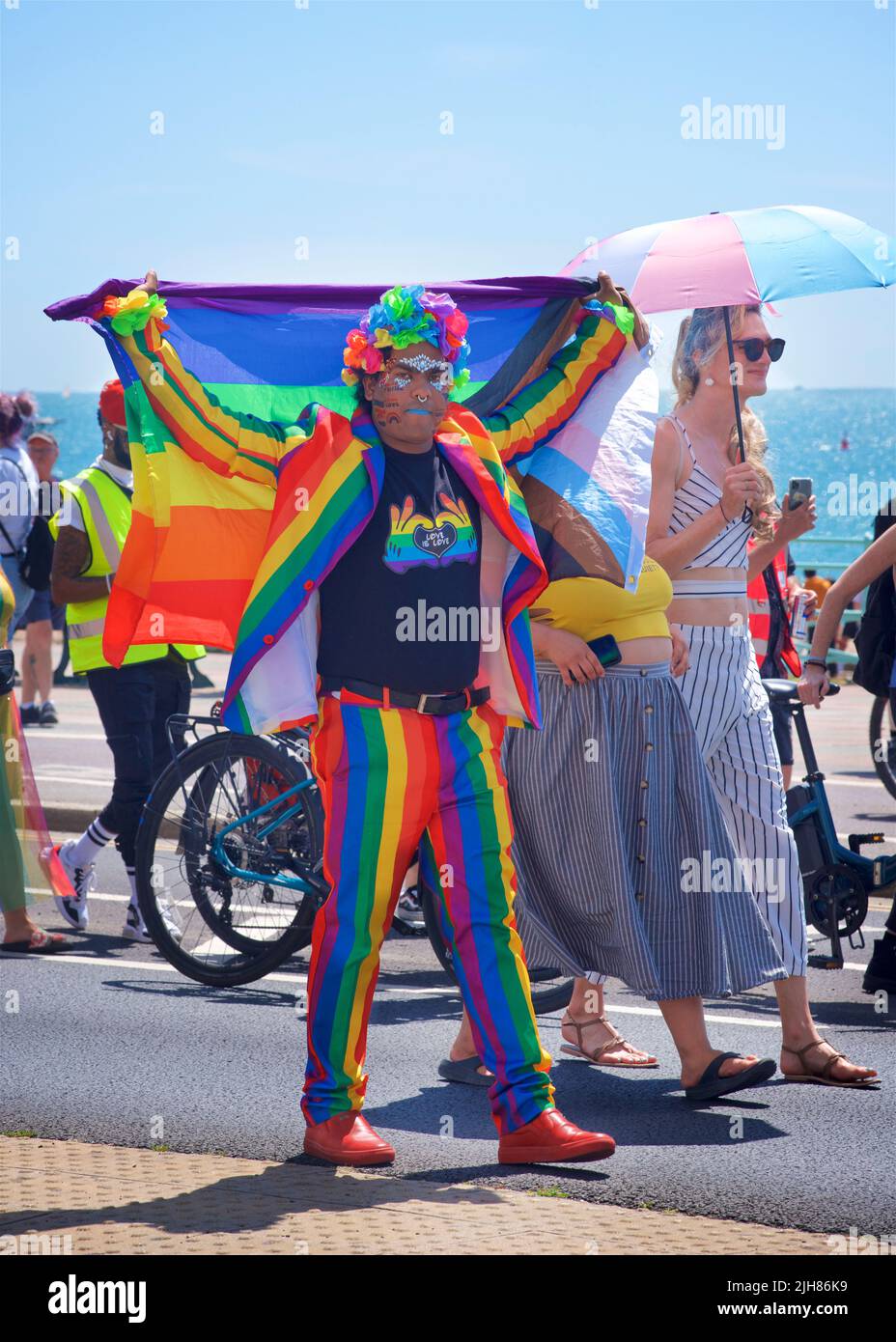 Trans Pride Brighton & Hove Protesta marcha a lo largo del paseo marítimo, Brighton & Hove. Un participante se detiene para tomar una fotografía. 16 de julio de 2022. Crédito: J. Marshall / Alamy Live News Foto de stock