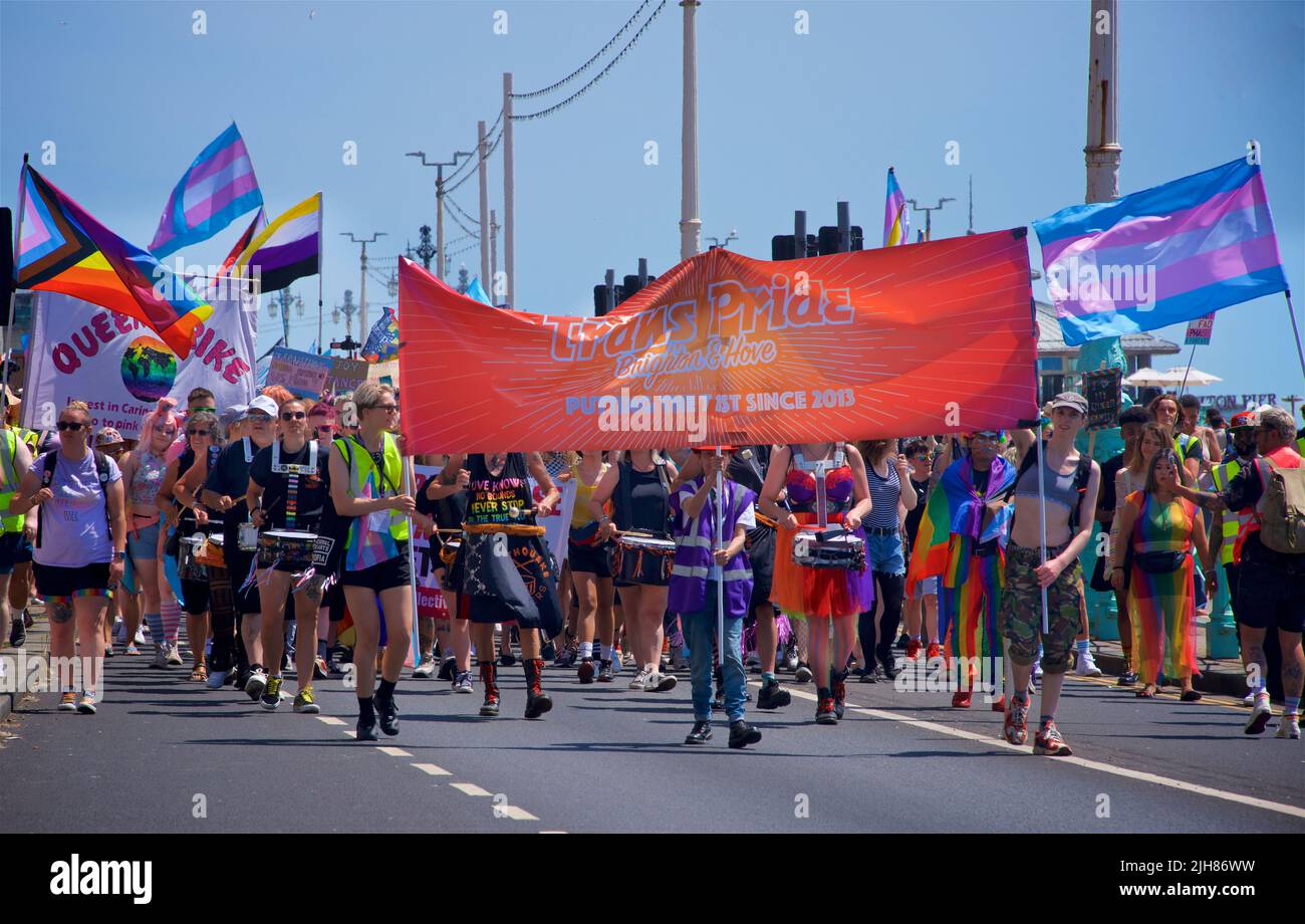 Trans Pride Brighton & Hove Protesta marcha a lo largo del paseo marítimo, Brighton & Hove. 16 de julio de 2022. Crédito: J. Marshall / Alamy Live News Foto de stock
