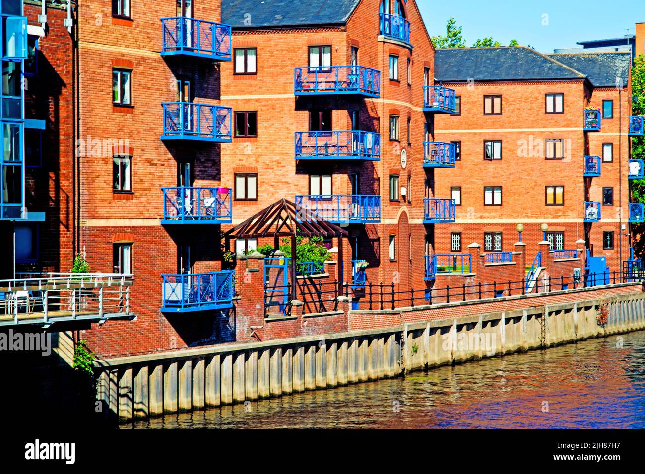 Apartamentos junto al río Aire, Leeds, Inglaterra Foto de stock