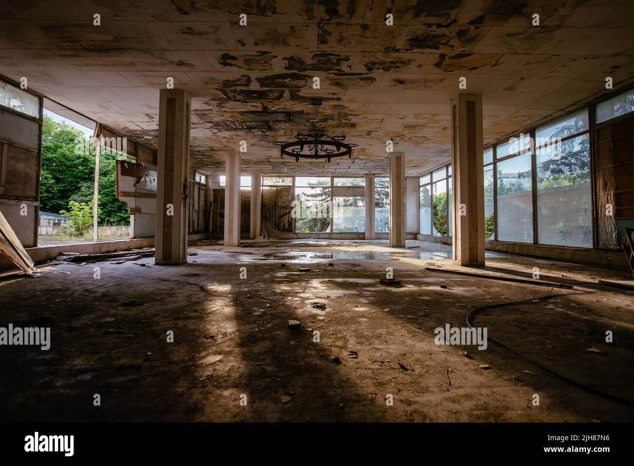 Antiguo edificio abandonado y podrido con ventanas rotas Foto de stock