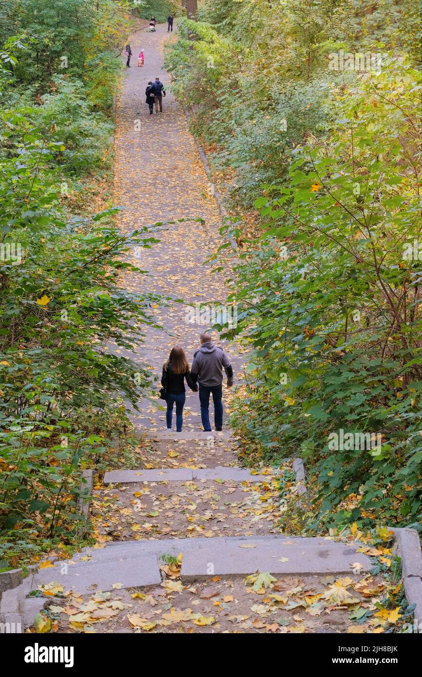 Camine por las escaleras en el parque de otoño. Vista desde arriba. Foto de stock
