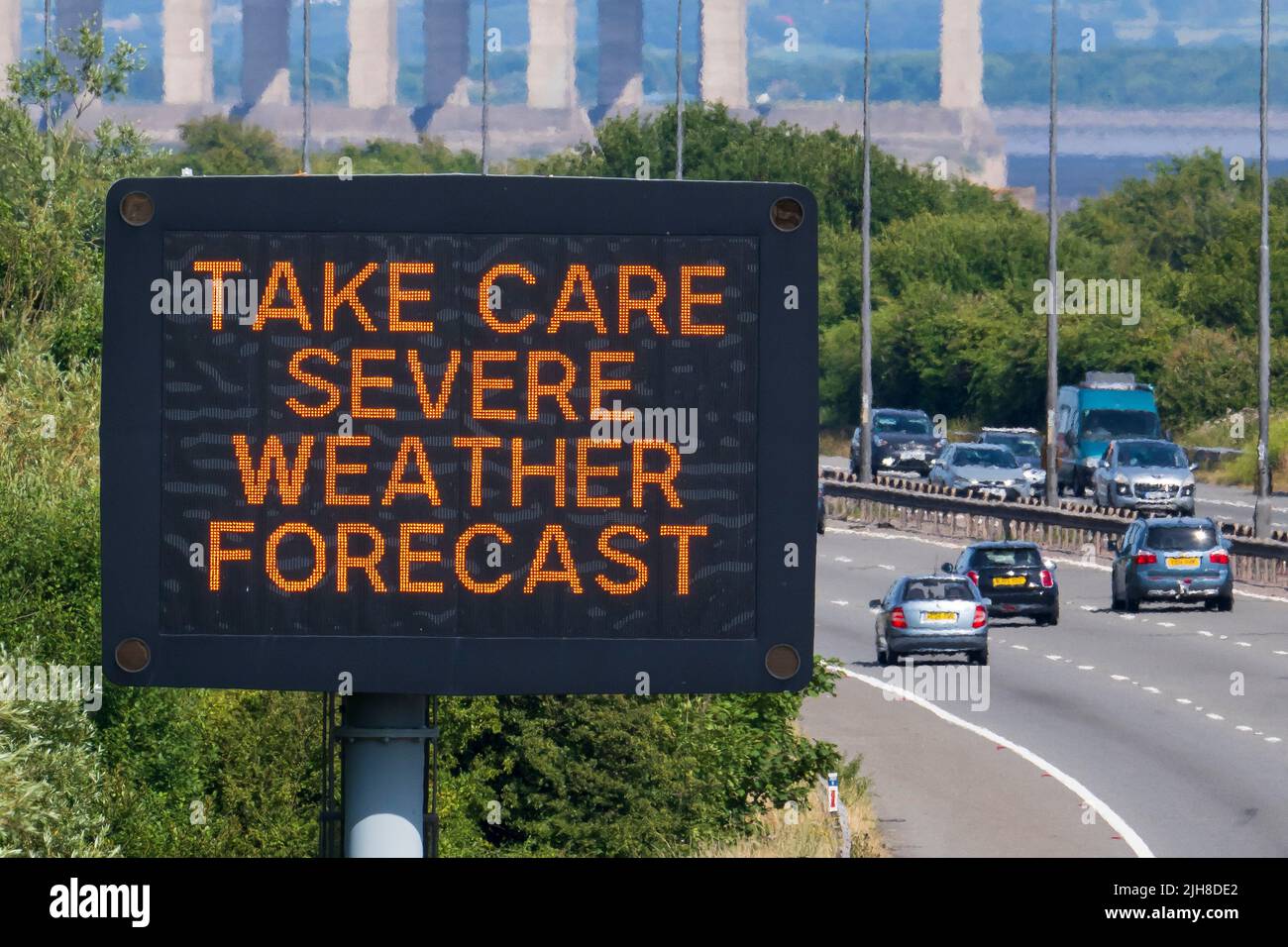 ROGIET, GALES - 16 DE JULIO: Un cartel en la M4 cerca del puente Príncipe de Gales advierte a los automovilistas de tomar cuidado debido a la fuerte previsión del tiempo el 16 de julio, Foto de stock