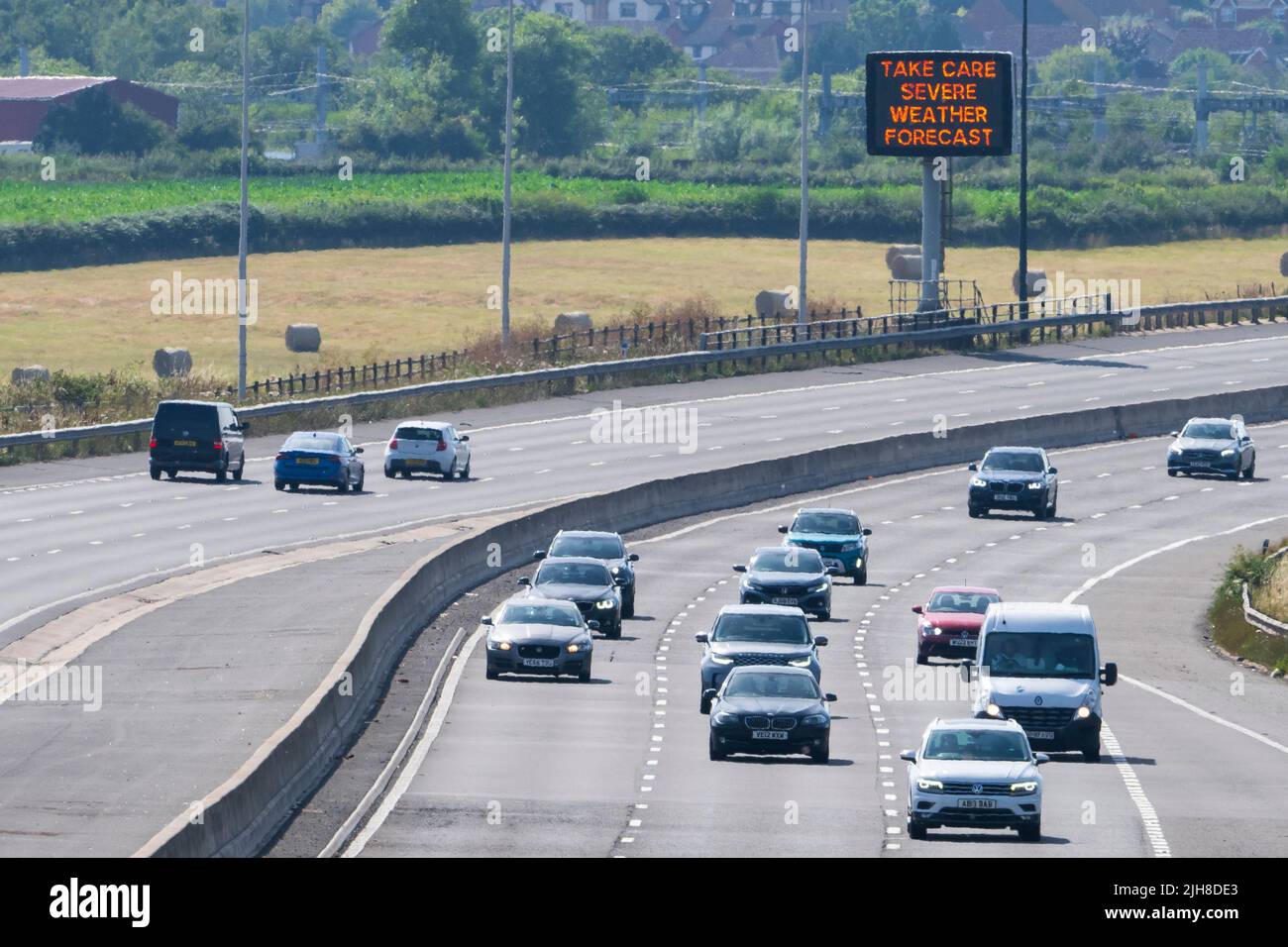 ROGIET, GALES - JULIO 16: Un cartel en el M4 advierte a los automovilistas de tomar cuidado debido a las severas previsiones meteorológicas el 16 de julio de 2022 en Rogiet, Gales. Para el f Foto de stock