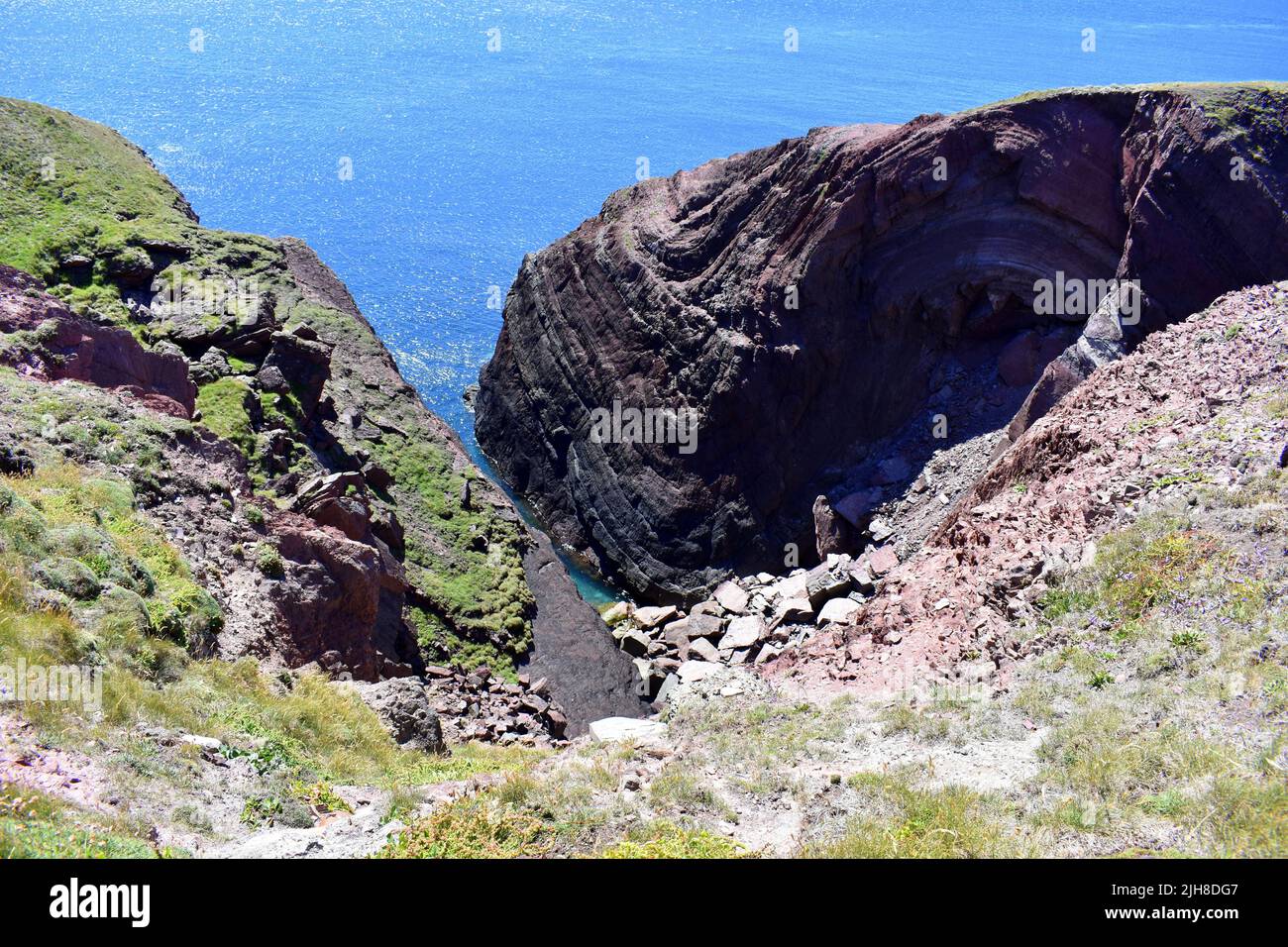 Formaciones rocosas frente a acantilados, St Ann's Head, Dale, Pembrokeshire, Gales Foto de stock