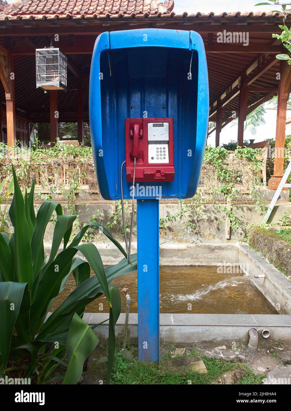 La vista frontal de los teléfonos públicos con tarjeta de Indonesia, que eran populares en la década de 90s, ahora muestran antigüedades Foto de stock