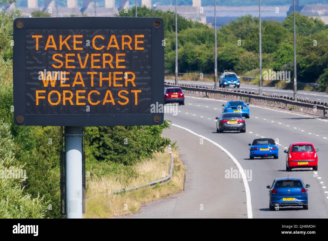ROGIET, GALES - 16 DE JULIO: Un cartel en la M4 cerca del puente Príncipe de Gales advierte a los automovilistas de tomar cuidado debido a la fuerte previsión del tiempo el 16 de julio, Foto de stock