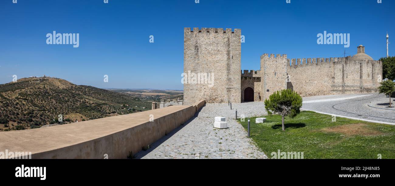 Elvas, Portugal: Castelo de Elvas con el fuerte 'Forte da Graca' en la colina a la izquierda. Imagen panorámica a partir de varias imágenes individuales. Foto de stock