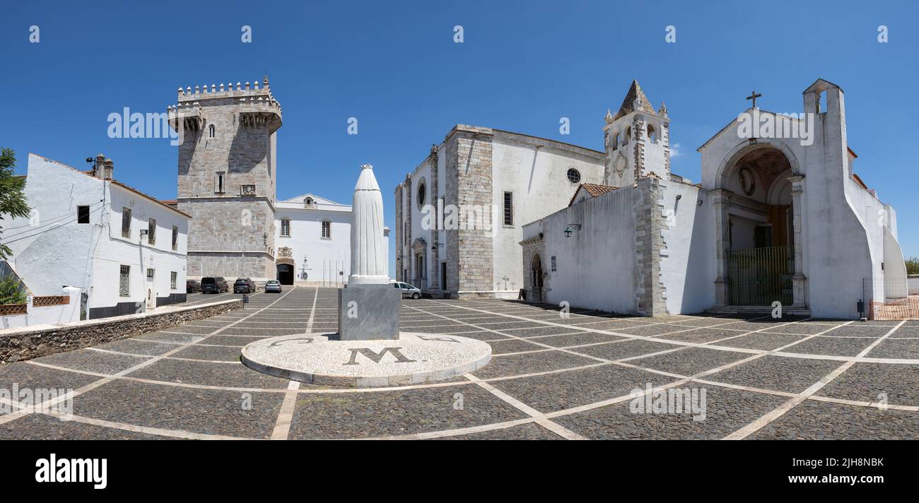 Estremoz, Portugal: Torre de Menagem de Estremoz, estatua de la reina Santa Isabel e iglesia de Santa María Foto de stock