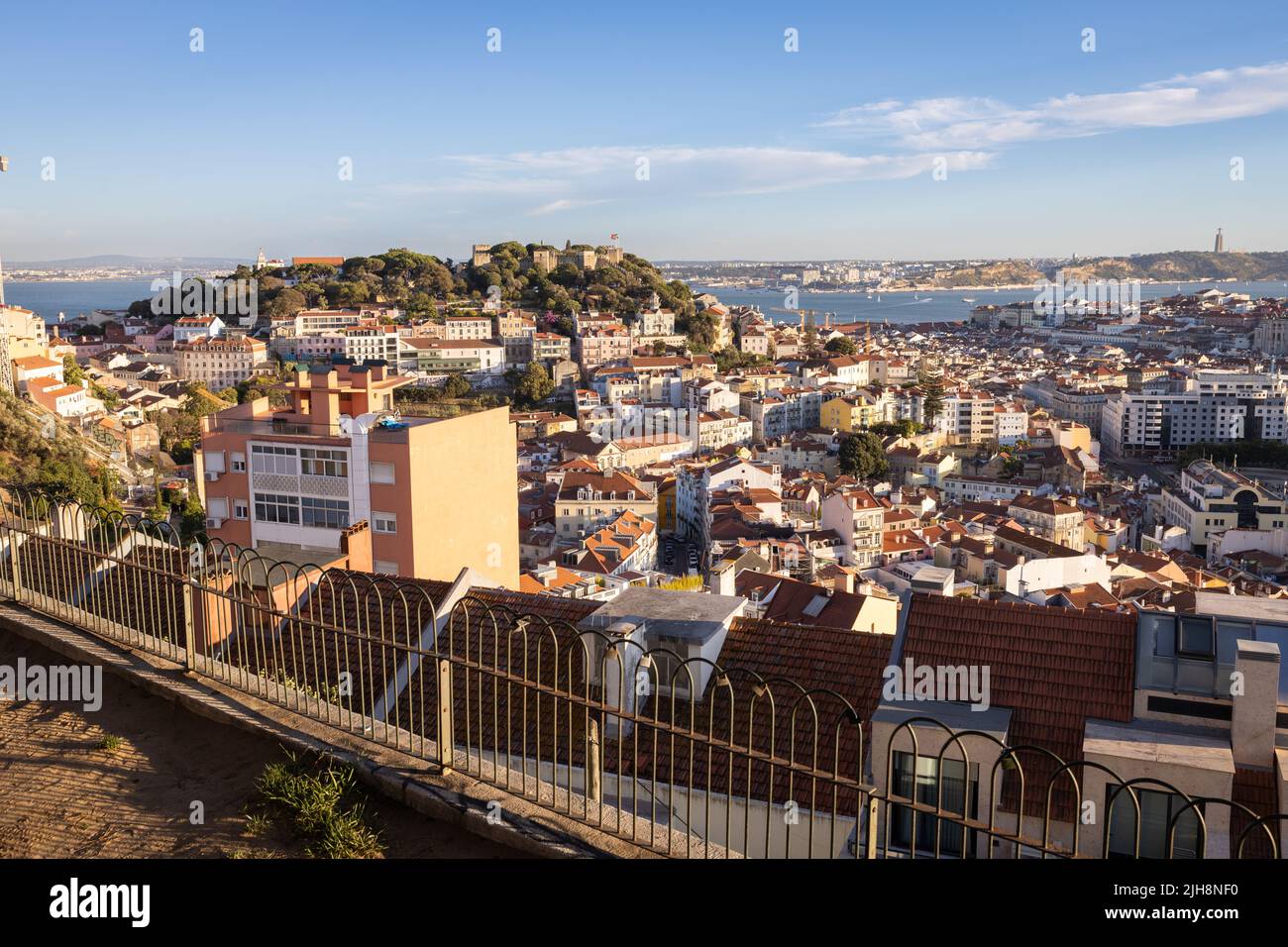 Lisboa, Portugal: Vista desde el mirador Miradouro da Senhora do Monte a los barrios de Alfama y Baixa con el Castelo São Jorge Foto de stock