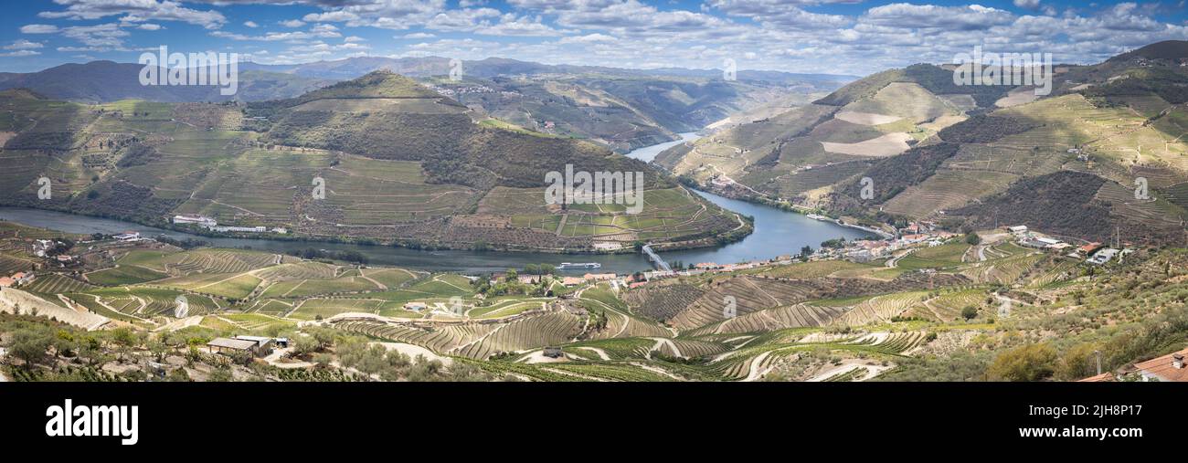 Imagen panorámica con vistas al río Duero y Pinhão - zona vitícola del Duero en Portugal. Cose de varias imágenes individuales. Foto de stock