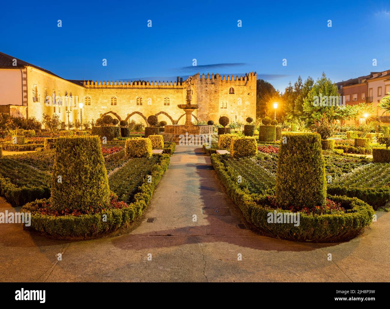 Los jardines 'Jardim de Santa Bárbara' en la ciudad universitaria de Brage, Portugal, durante el crepúsculo / hora azul. Foto de stock