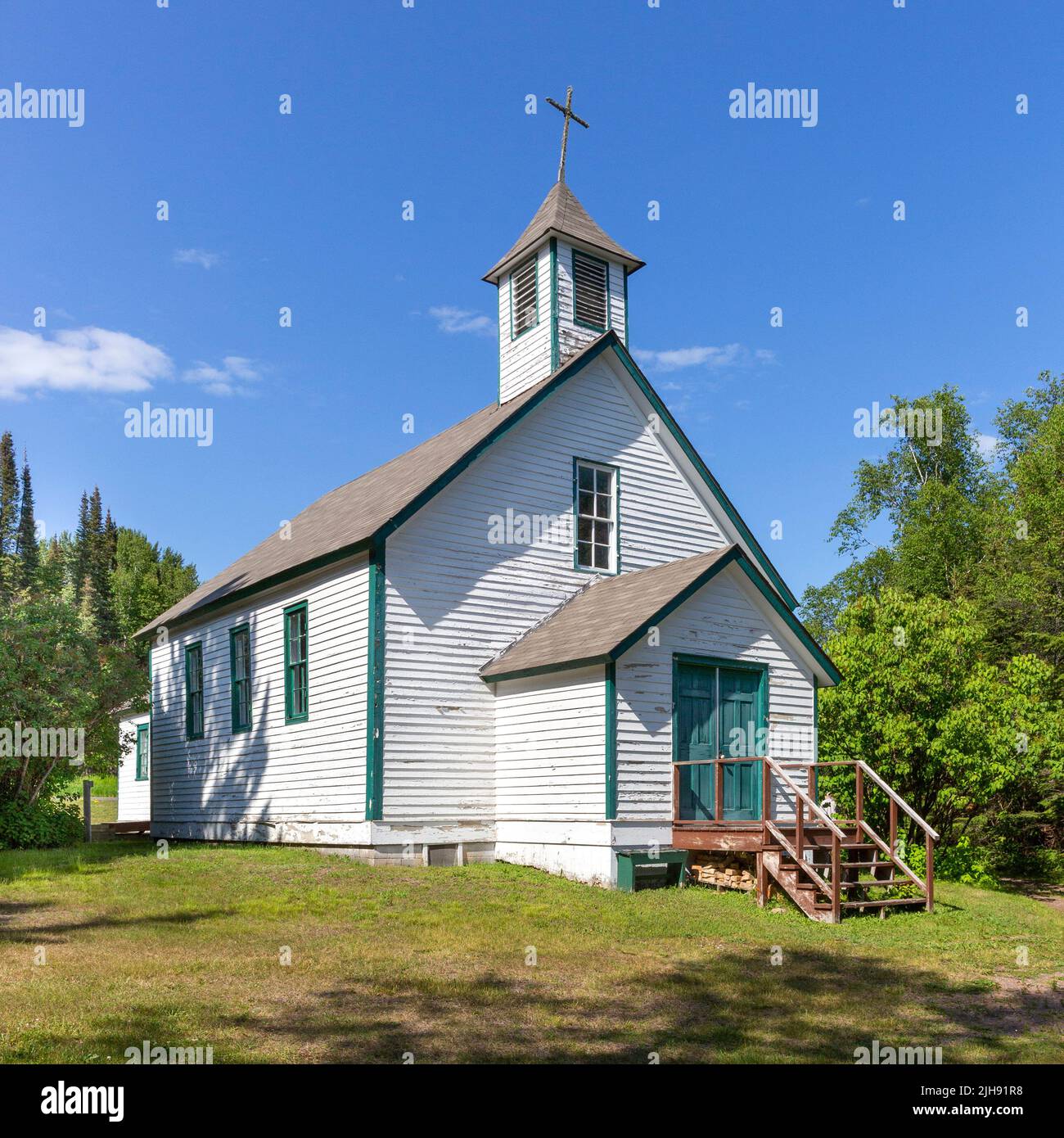 La iglesia de San Francisco Javier de 1895 o Chippewa City Church cerca de Grand Marais, Minnesota. El edificio fue construido en estilo francés por Ojibwe Carpent Foto de stock