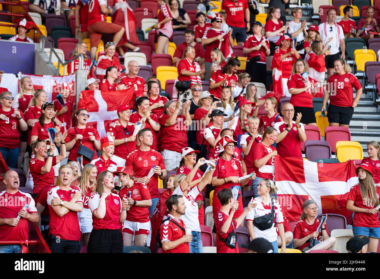 Brentford, Reino Unido. 16th de julio de 2022. Los aficionados de Dinamarca animan a su equipo al entrar en el campo durante el partido de fútbol UEFA Euro 2022 femenino entre Dinamarca y España en el estadio comunitario de Brentford en Brentford, Inglaterra. (Foto: Sam Mallia/Sports Press Photo/C - UNA HORA LÍMITE - ACTIVAR FTP SÓLO SI LAS IMÁGENES TIENEN MENOS DE UNA HORA de ANTIGÜEDAD - Alamy) Crédito: SPP Sport Press Photo. / Noticias en vivo de Alamy Foto de stock