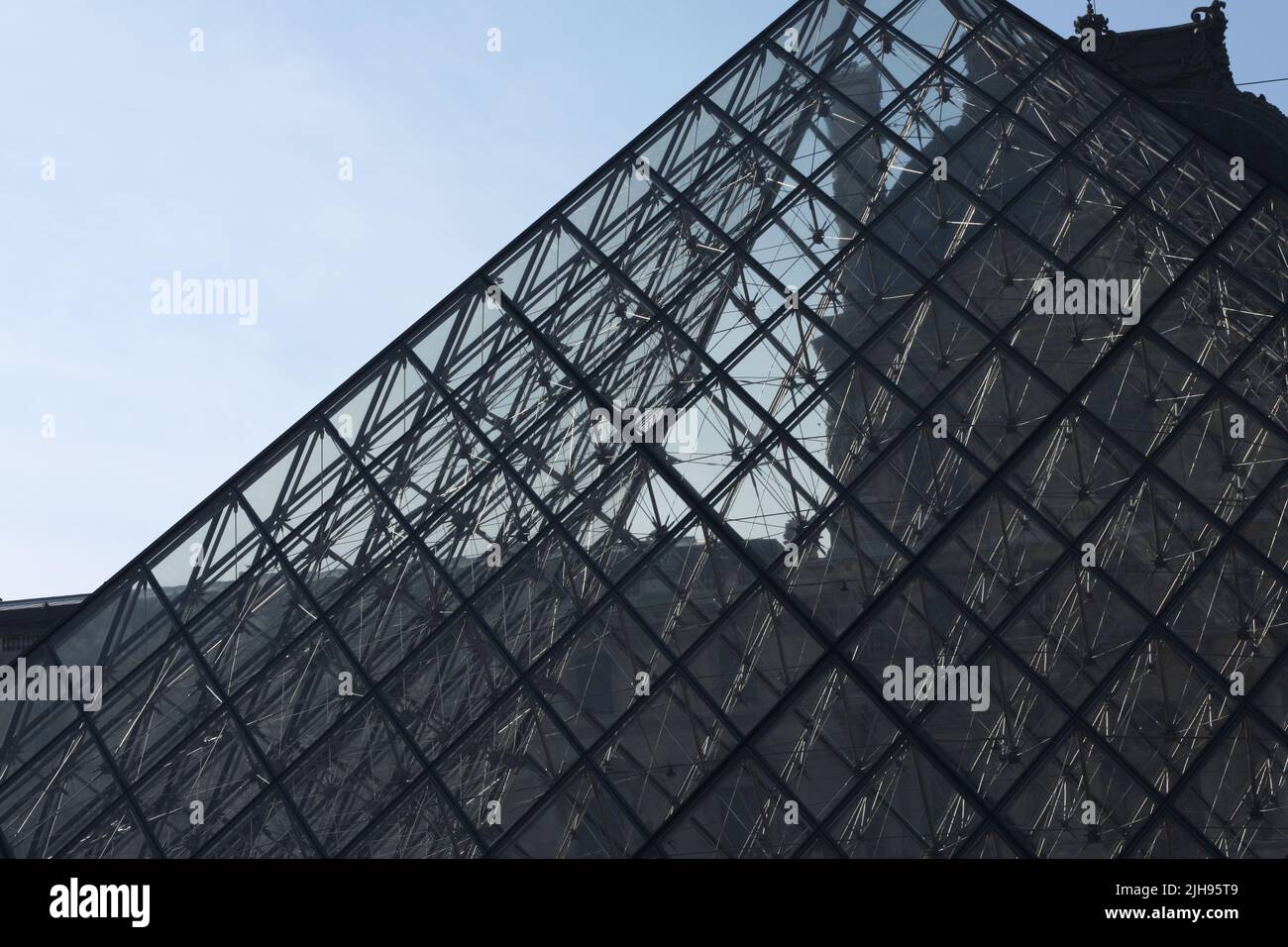 El museo de la Pirámide del Louvre en París, Francia. Foto de stock
