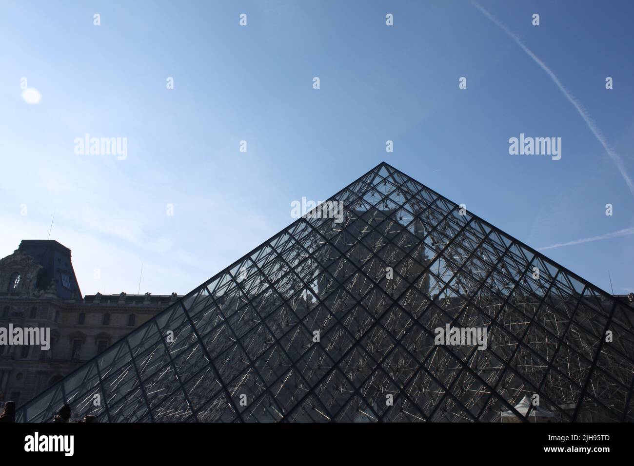 El museo de la Pirámide del Louvre en París, Francia. Foto de stock