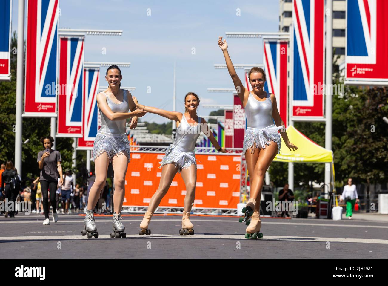 USO EDITORIAL SOLAMENTE los patinadores del Ministerio de Diversión durante el evento anual del Día Internacional de Autobuses en Wembley Park, Londres. Fecha de la foto: Sábado 16 de julio de 2022. Foto de stock