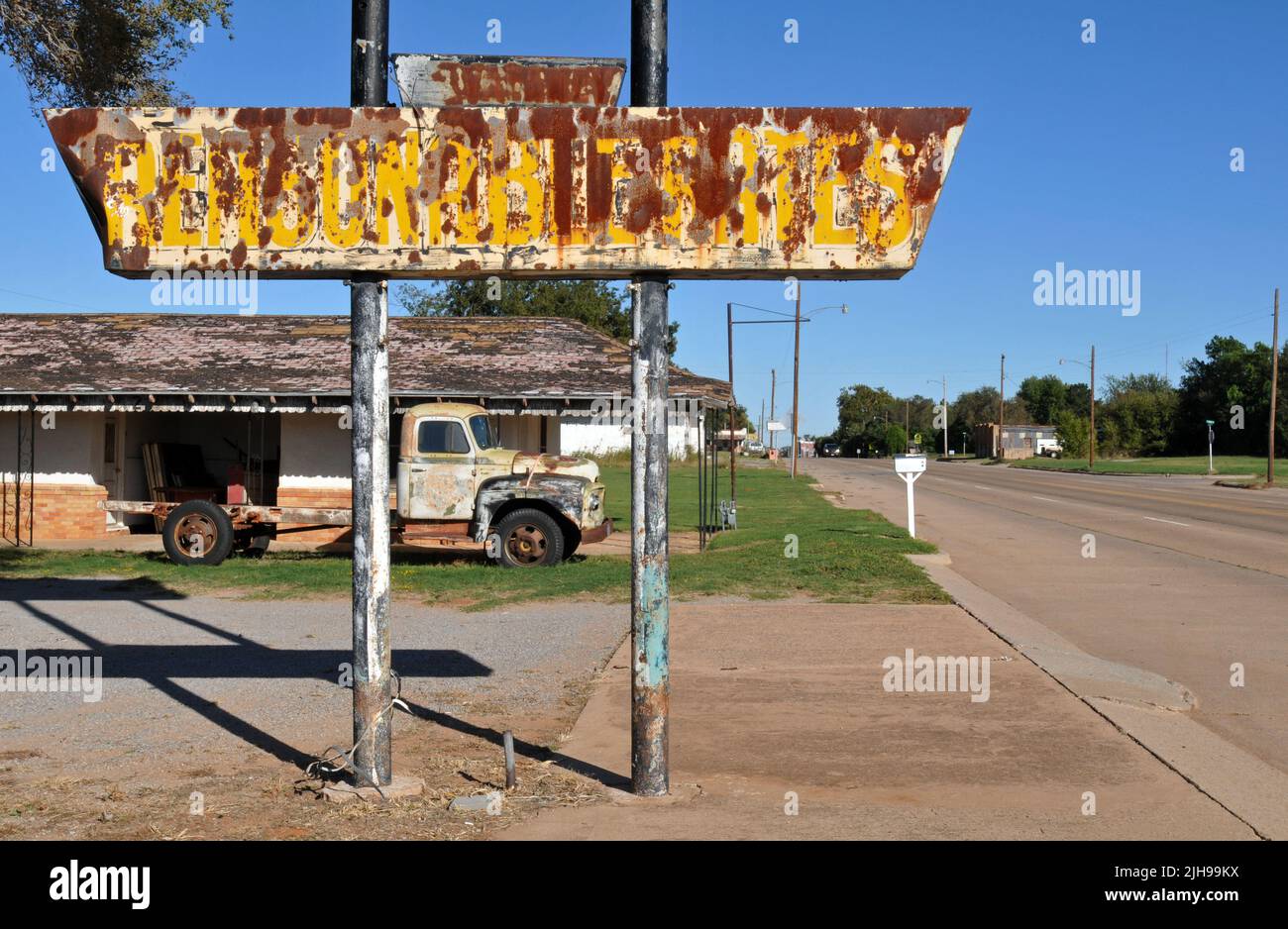 Un letrero oxidante anuncia 'tarifas razonables' en el antiguo Motel Elm en la pequeña ciudad de la Ruta 66 de Erick, Oklahoma. Foto de stock