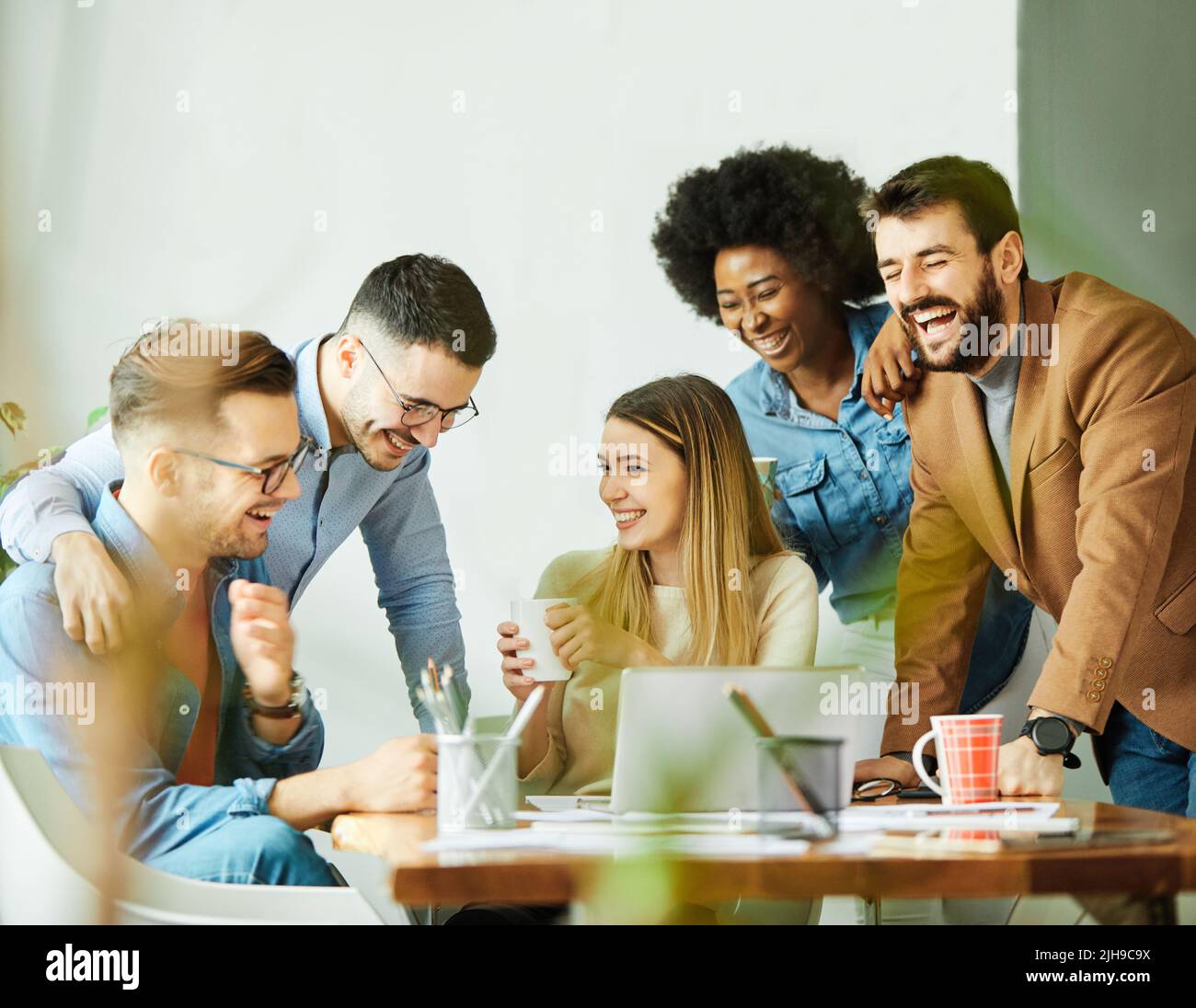 jóvenes de negocios reuniones oficina trabajo en equipo feliz éxito debate corporativo casual escritorio de inicio Foto de stock