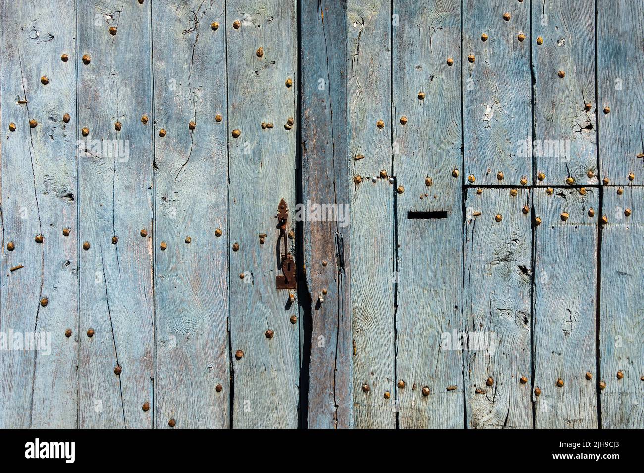 Puertas de garaje dobles antiguas con clavos de hierro - La Roche Posay, Vienne (86), Francia. Foto de stock