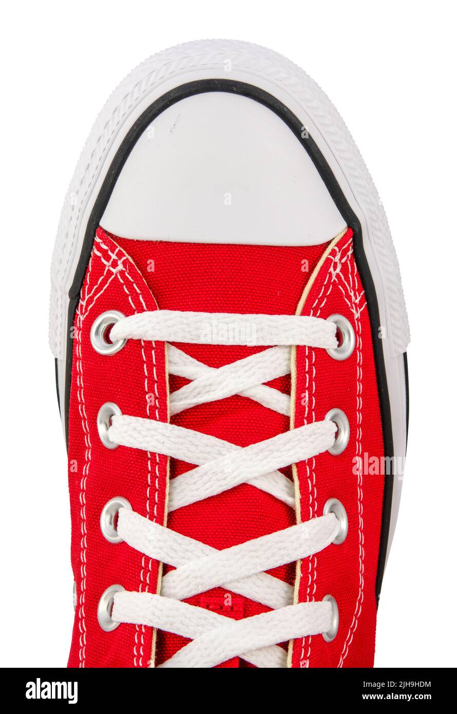 Vista aislada desde arriba de Una zapatilla de lona roja retro sobre un fondo blanco Foto de stock