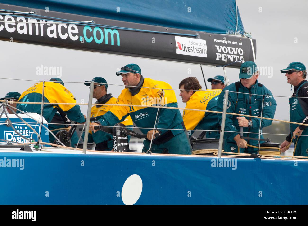 El equipo Telefónica sale del puerto para el tramo 5 a Itajai, Brasil como parte de la Volvo Ocean Race, Auckland, Nueva Zelanda, domingo, 18 de marzo, 2012. Foto de stock
