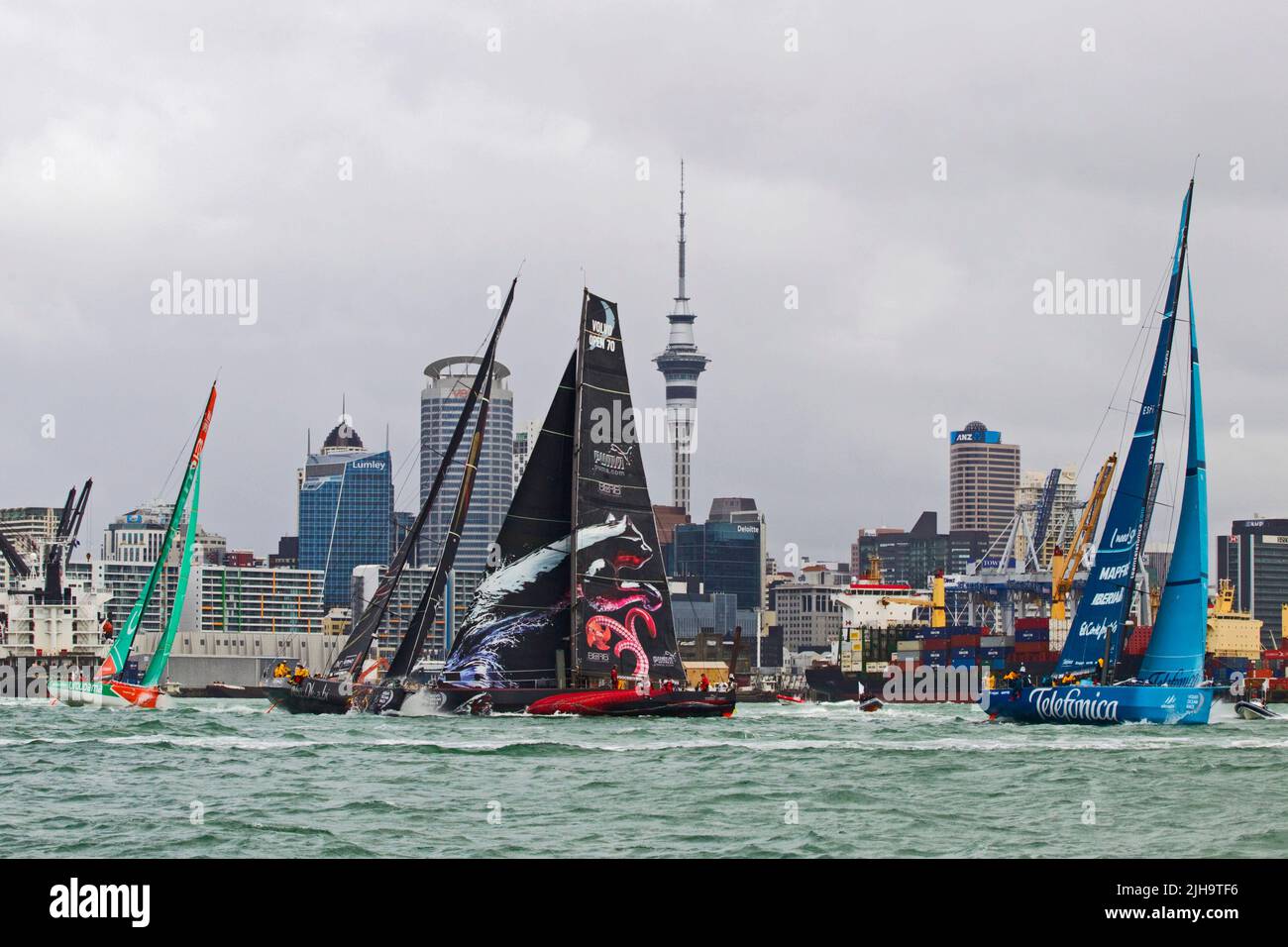 Groupama Sailing Team, Left, Abu Dhabi Ocean Racing, Puma Ocean Racing y Team Telefónica salen del puerto para el tramo 5 a Itajai, Brasil como parte de t Foto de stock