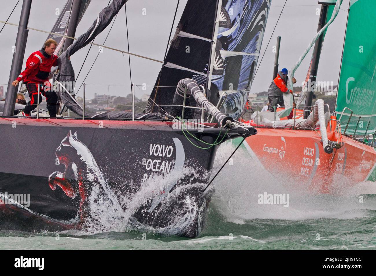 Puma Ocean Racing, a la izquierda, y Groupama Sailing Team salen del puerto para el tramo 5 a Itajai, Brasil como parte de la Volvo Ocean Race, Auckland, Nueva Zelanda Foto de stock
