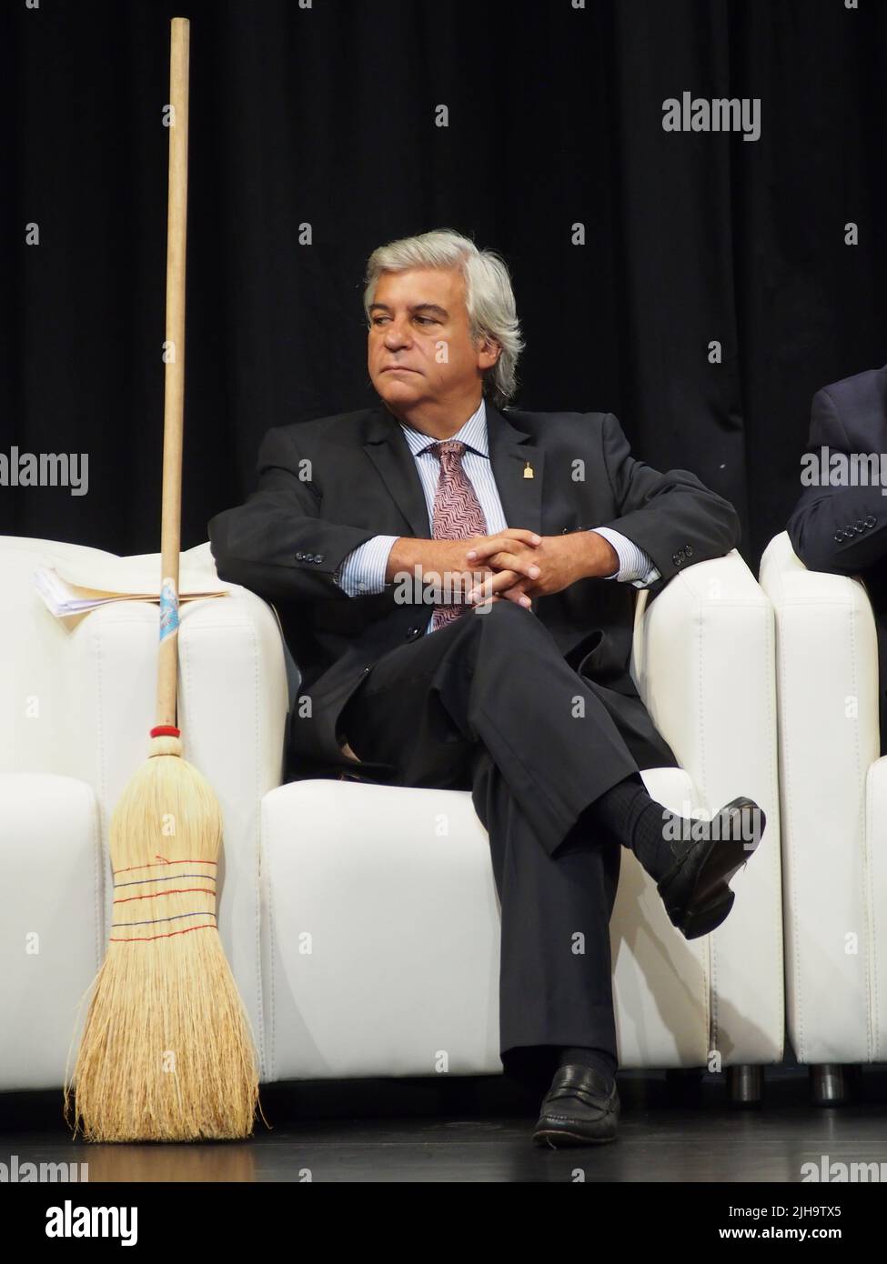 Fernando Olivera participando en el debate presidencial Foto de stock