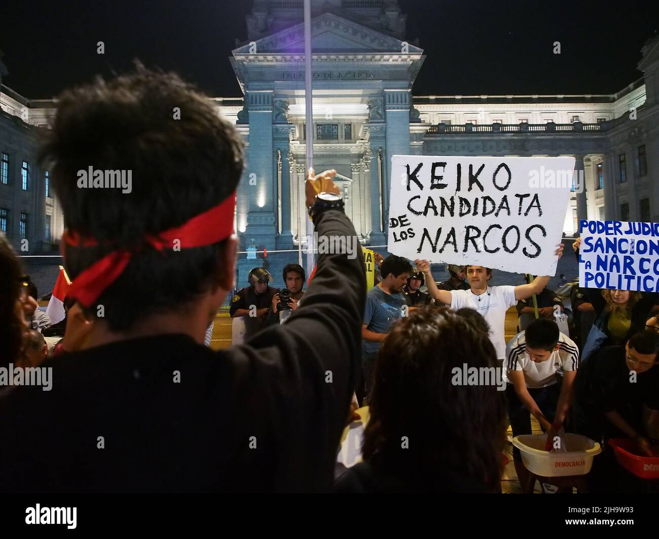 Lima, 19 de mayo, desde la tarde hasta altas horas de la noche, cientos de personas marcharon delante del juzgado protestando contra la candidatura de Keiko Fujimori. Algunos incluso hicieron un lavado simbólico de la bandera e hicieron un llamado a una gran marcha nacional el 31st de mayo contra Keiko Fujimori. Los manifestantes, miembros de grupos de sindicalistas, empleados despedidos, pensionistas, familias de personas desaparecidas, movimientos feministas, LGBT y muchos más, pidieron al poder judicial que investigara a Keiko Fujimori, y a miembros de su partido, sobre acusaciones de corrupción, tráfico de drogas y lavado de dinero. Foto de stock