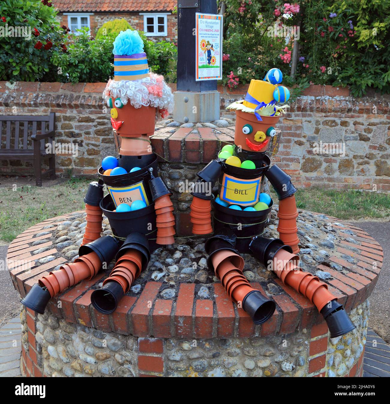 Bill y Ben, Flowerpot Men, decoración del festival, modelos, títeres, Old Hunstanton Village , Norfolk, Inglaterra Foto de stock