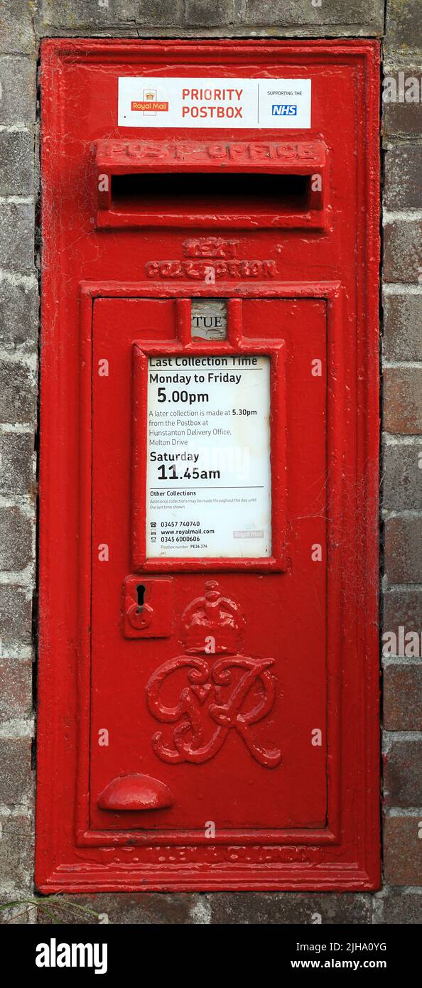 Royal Mail, buzón de prioridad, GviR, King George 6th, caja de pared roja, royal Cypher, Old Hunstanton, Norfolk Foto de stock