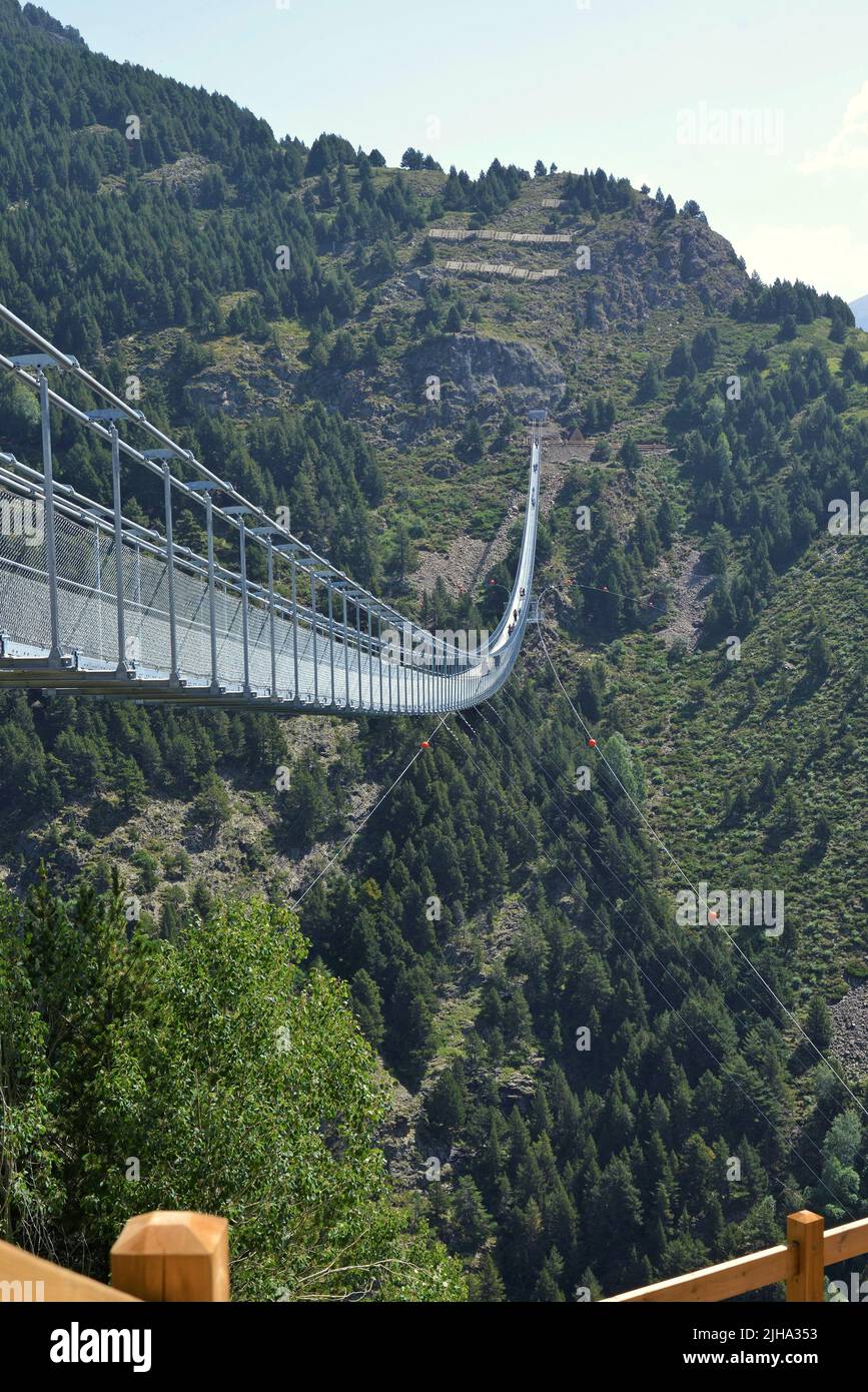 Nuevo puente tibetano en Canillo en los Pirineos de Andorra Foto de stock
