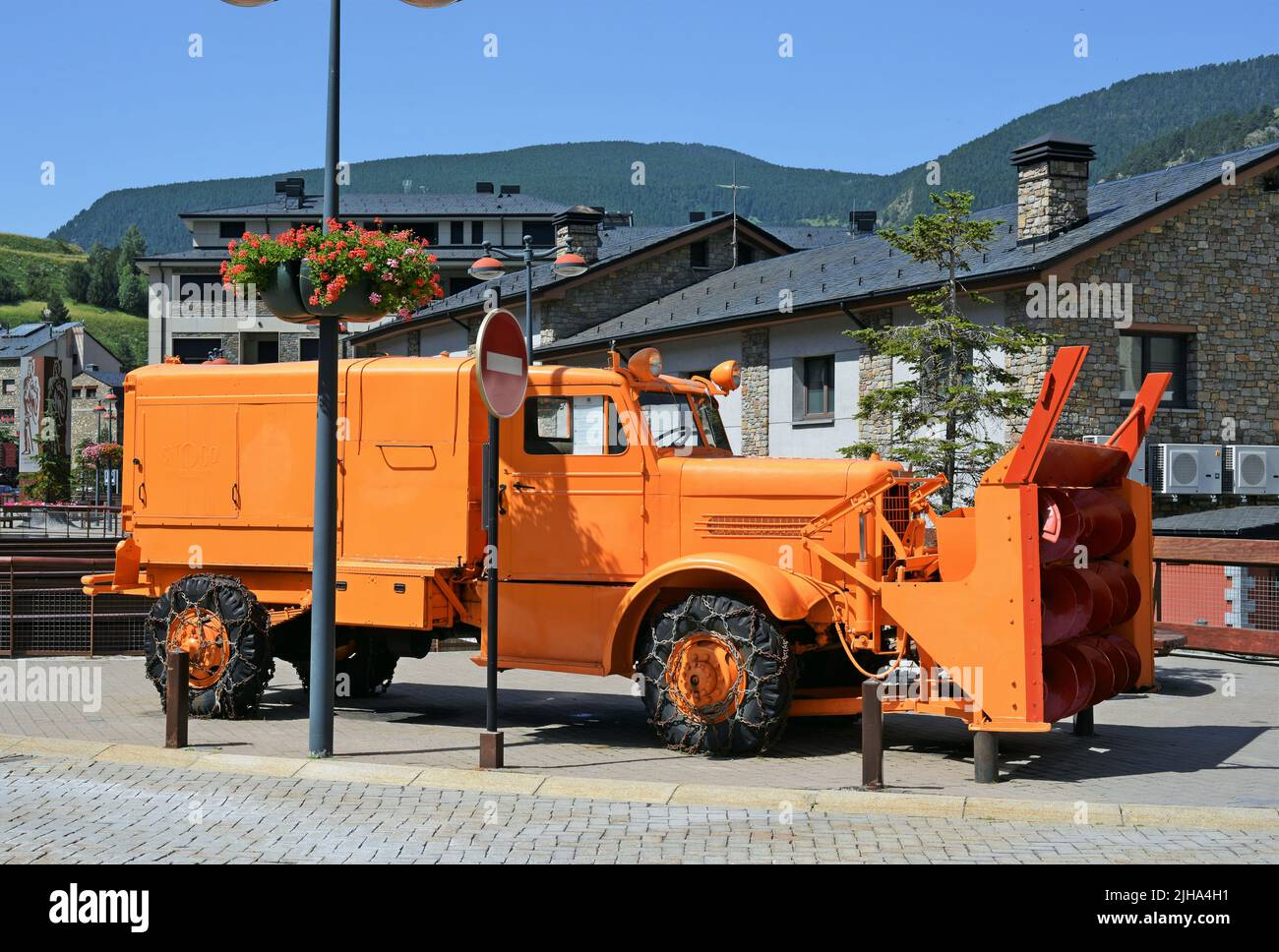 Antiguo carro quitanieves en el centro de la ciudad de Canillo situado en los Pirineos del Principado de Andorra Foto de stock