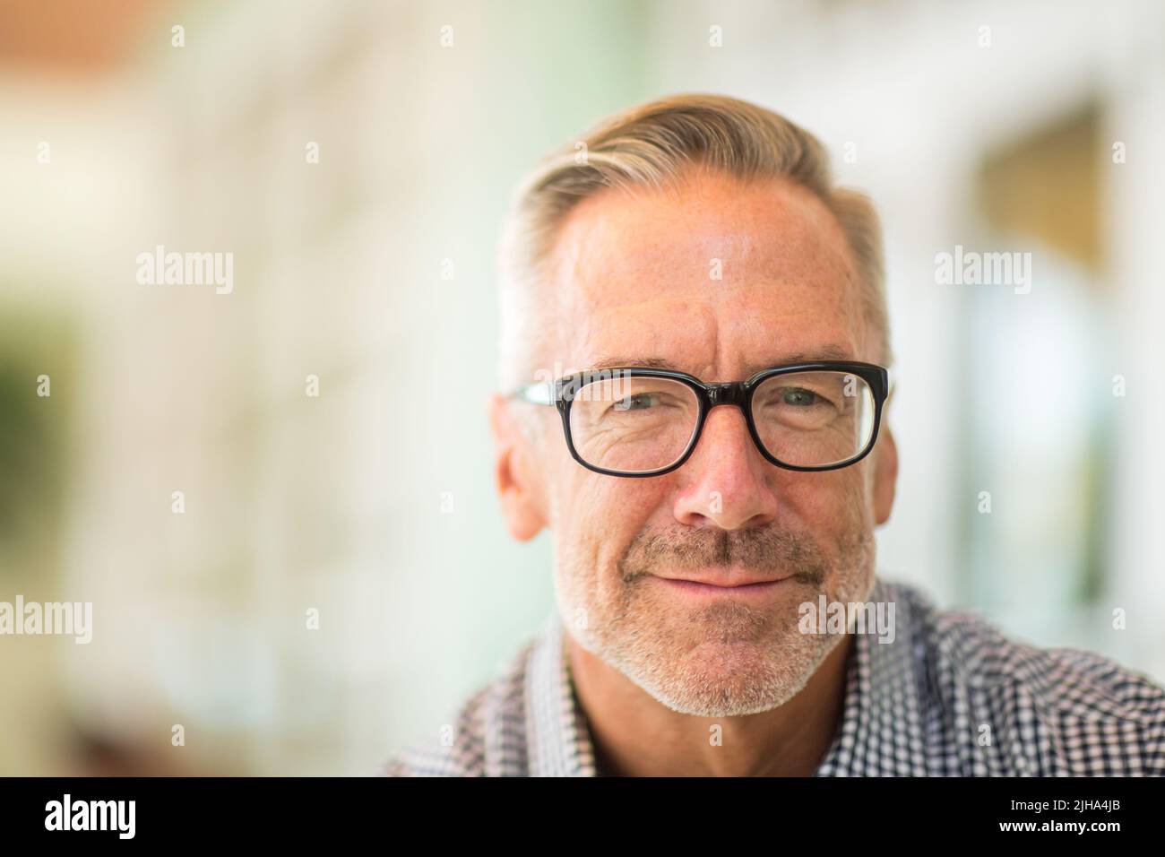 El hombre que lleva gafas fuera se adapta bien a la perfección Foto de stock
