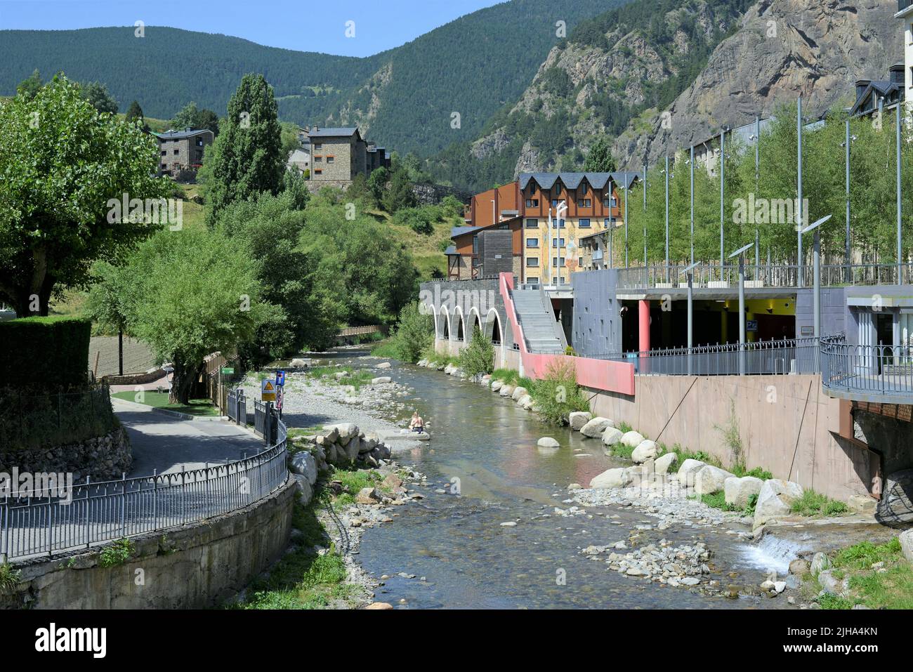 Centro de la ciudad de Canillo situado en los pirineos del Principado de Andorra Foto de stock