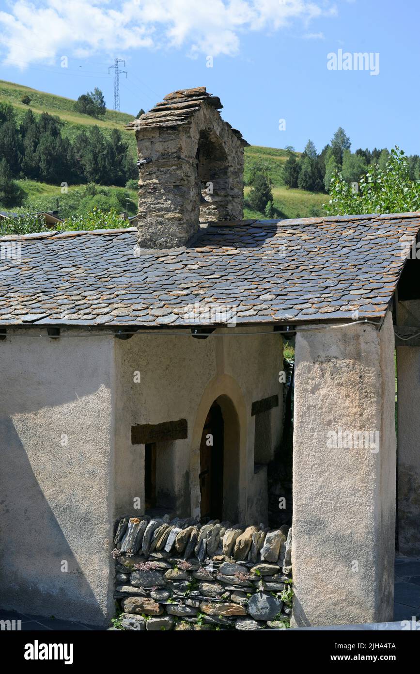 Ermita de Santa Creu de Canillo situada en los Pirineos del Principado de Andorra Foto de stock