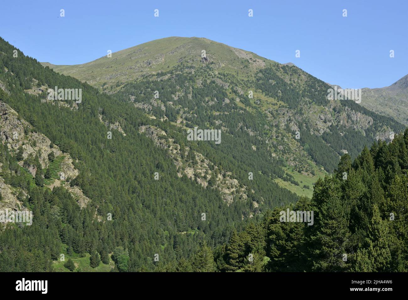 Estanyó Montaña en Canillo situada en los Pirineos del Principado de Andorra Foto de stock