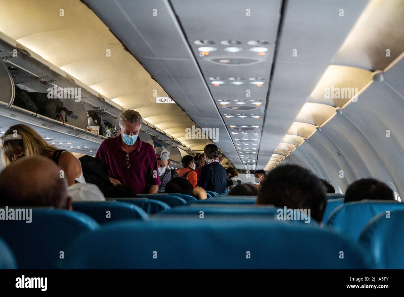 Cebú, Filipinas. 17 de julio de 2022. Los pasajeros embarcan en un Airbus A320-200 operado por Philippine Airlines desde Cebú hasta Manila. Los viajes internacionales continúan en medio de un aumento mundial de las infecciones por COVID a partir de la variante BA.5 altamente contagiosa, que llevó a algunos países a revertir los requisitos de viaje de la era pandémica, incluidos los mandatos de máscara y los requisitos de vacunas actualizados para incluir inyecciones de refuerzo para la entrada sin visado. Matt Hunt / Neato Crédito: Matt Hunt / Neato / Alamy Live News Foto de stock