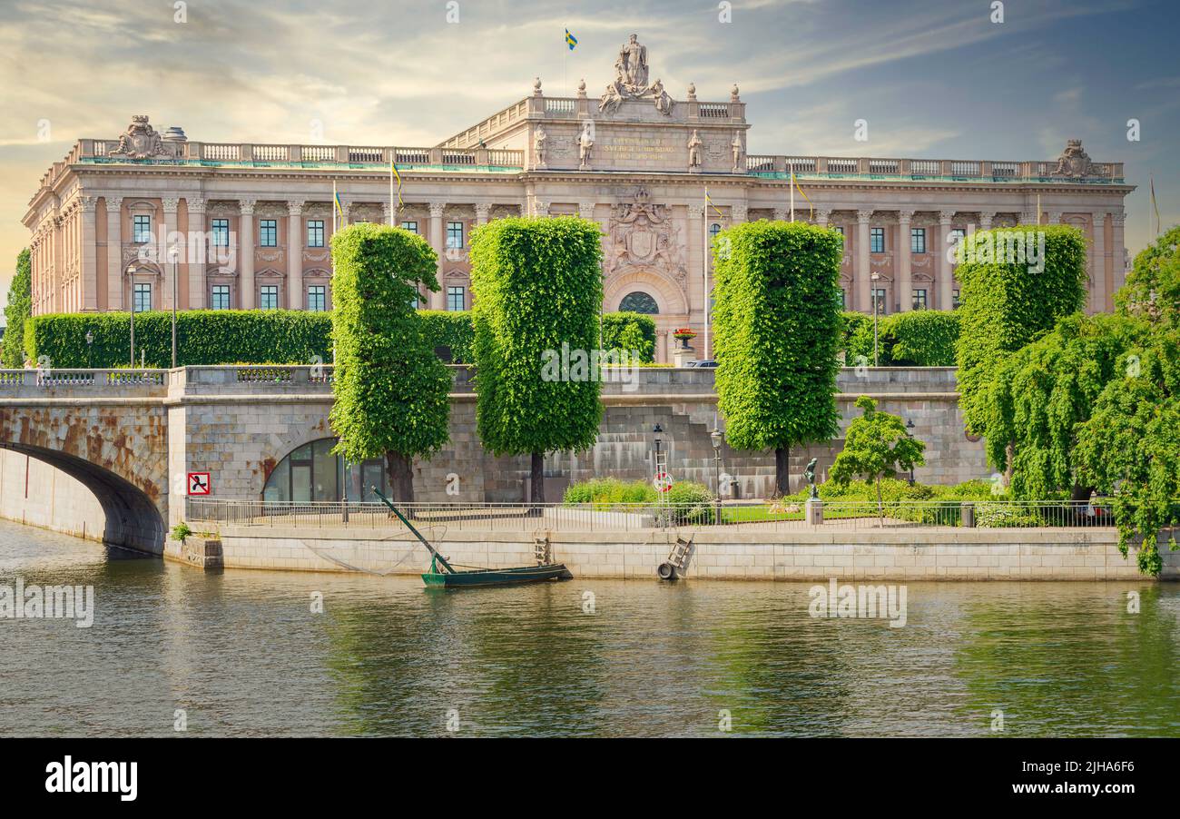 Riksdagshuset, el Parlamento Sueco, ubicado en la isla de Helgeandsholmen, el casco antiguo, o Gamla Stan, Estocolmo, Suecia, en un día de verano Foto de stock