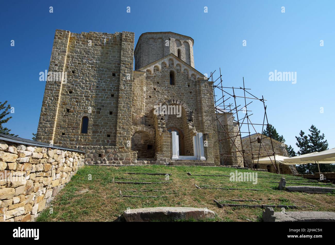 iglesia de San Jorge en el monasterio ortodoxo serbio de Djurdjevi Stupovi en Serbia Foto de stock