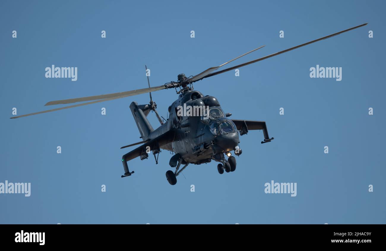 RAF Fairford, Gloucestershire, Inglaterra, 16 de julio de 2022. RIAT 2022 Demostración por la Fuerza Aérea Húngara del helicóptero de ataque Mil Mi-24P. Crédito: Malcolm Park/Alamy Foto de stock