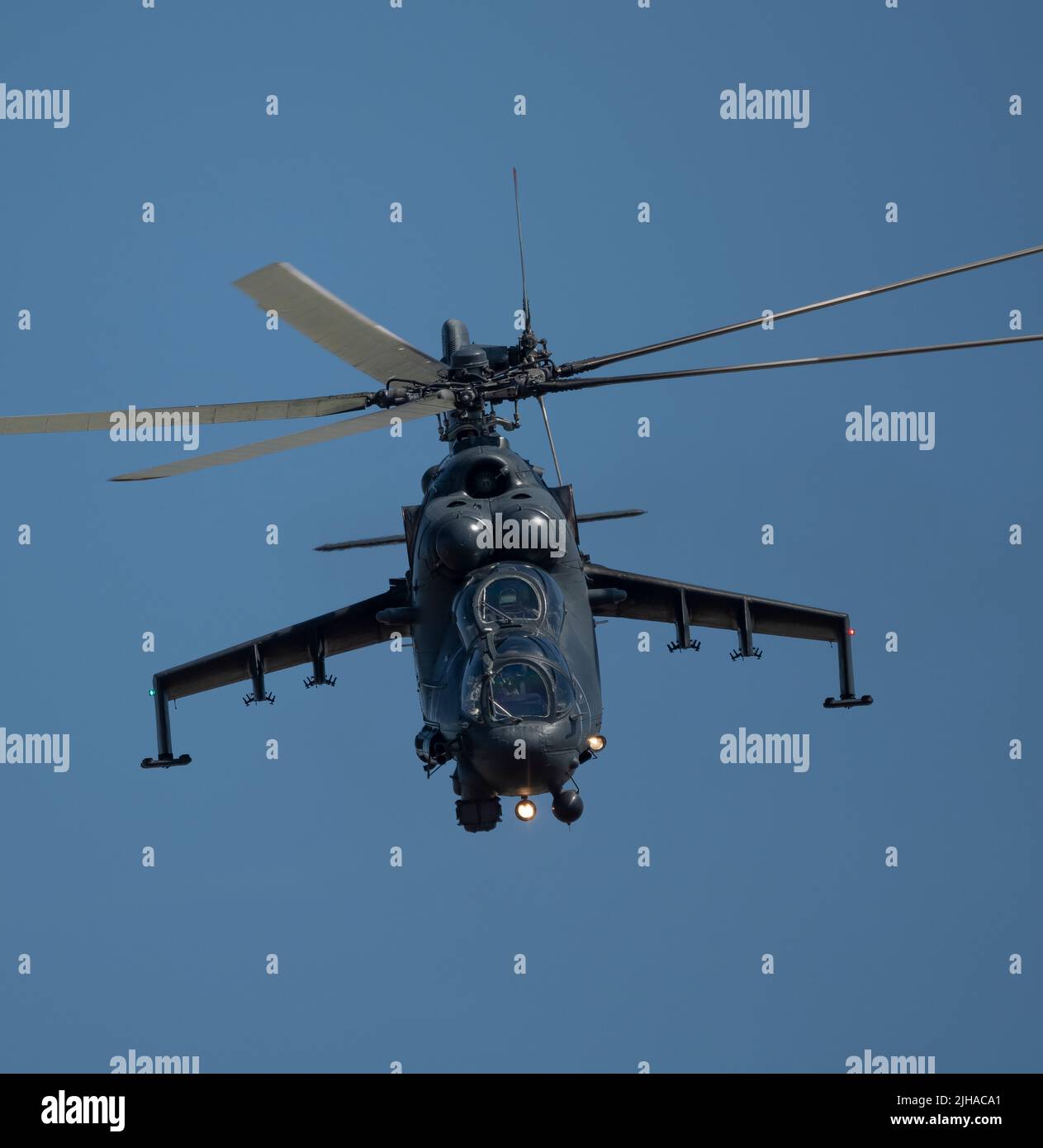 RAF Fairford, Gloucestershire, Inglaterra, 16 de julio de 2022. RIAT 2022 Demostración por la Fuerza Aérea Húngara del helicóptero de ataque Mil Mi-24P. Crédito: Malcolm Park/Alamy Foto de stock