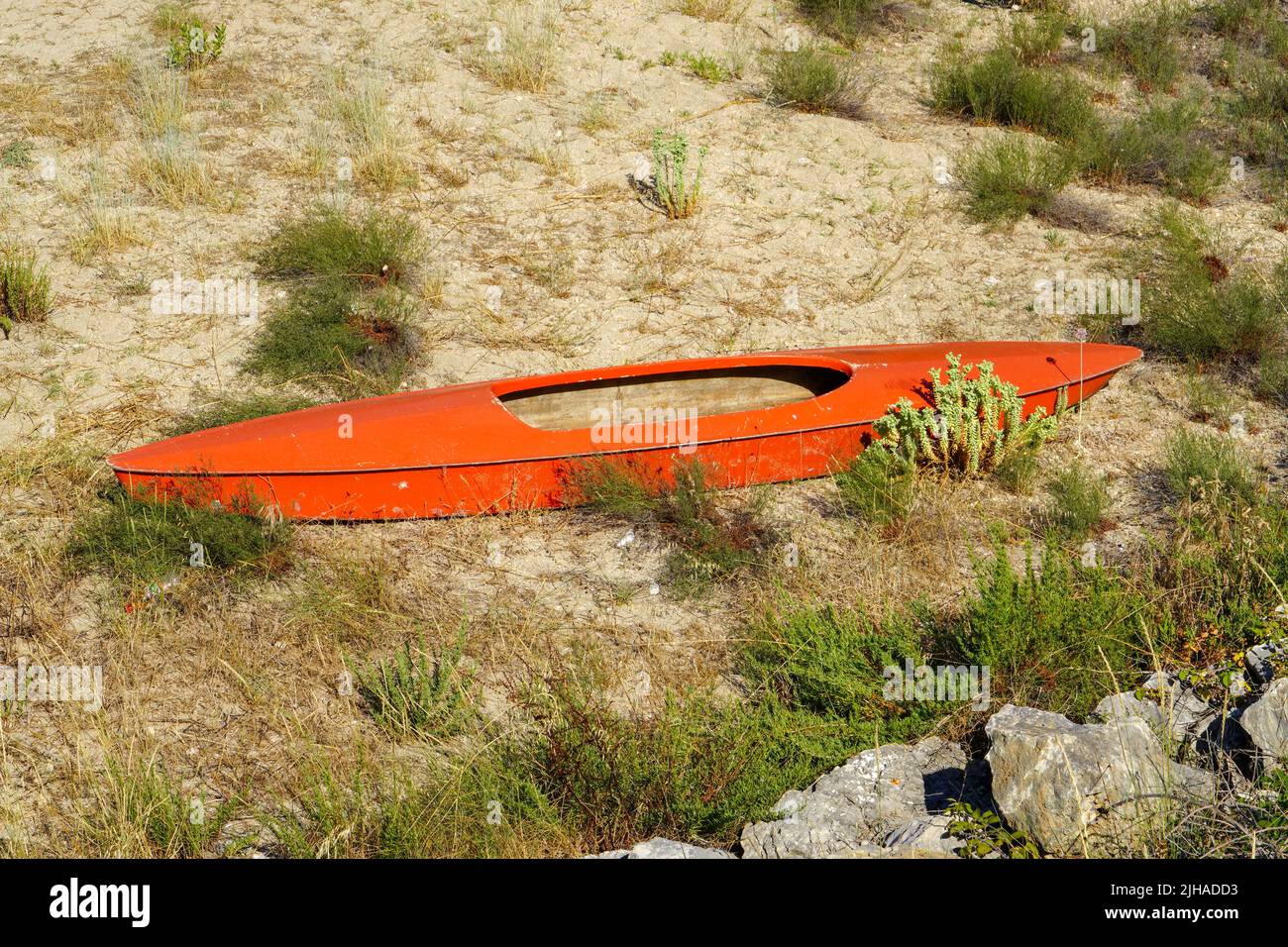 Kayak de madera a la izquierda en la playa Foto de stock