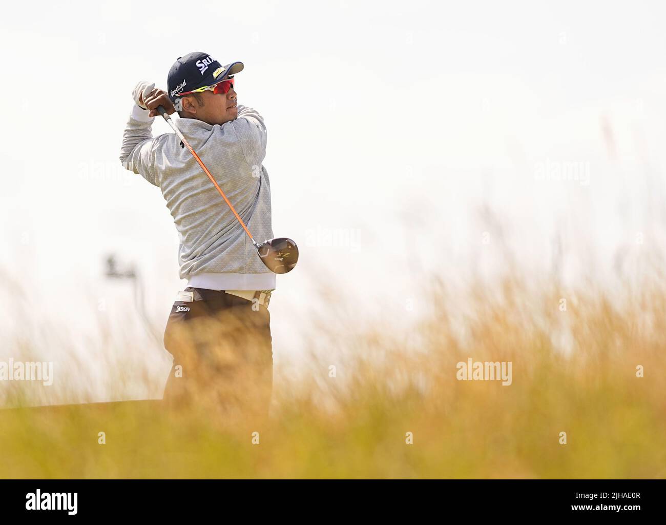 Hideki Matsuyama de Japón golpea el sexto tee durante la tercera ronda del campeonato de golf del British Open el 16 de julio de 2022, en el Old Course en St. Andrews, Escocia. (Kyodo)==Foto de Kyodo vía crédito: Noticias en vivo de Newscom/Alamy Foto de stock